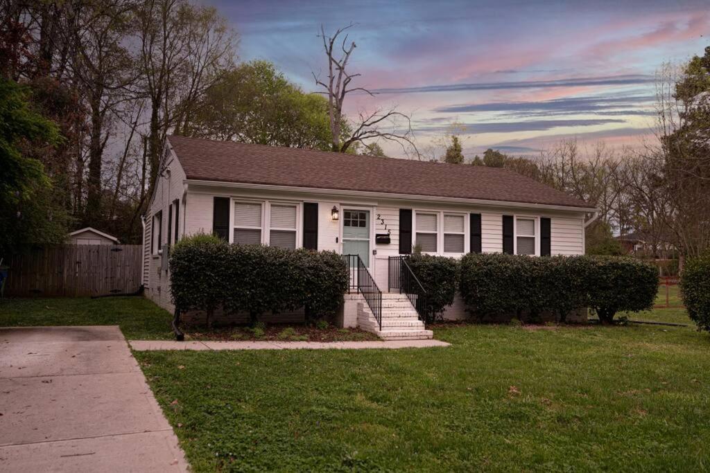 Cozy 3 Bedroom Cottage With Huge Fenced-In Yard Raleigh Exterior photo